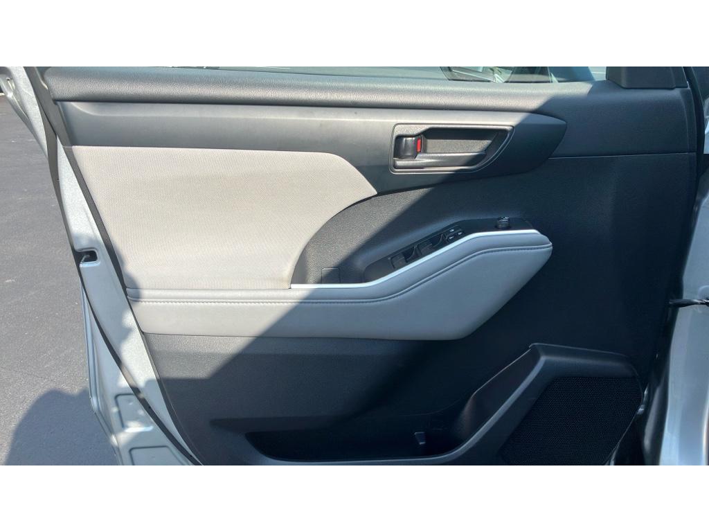 used 2021 Toyota Highlander Hybrid car, priced at $26,250