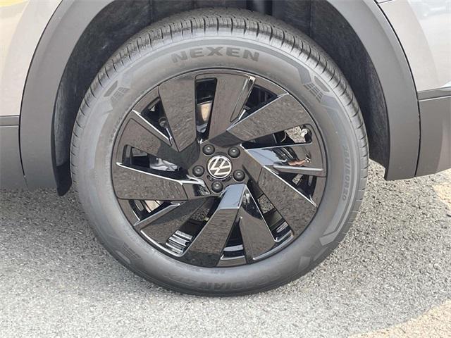 new 2025 Volkswagen Atlas car, priced at $45,073