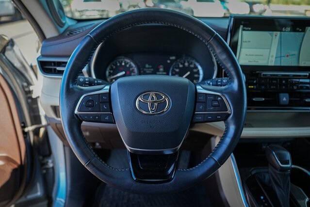 used 2021 Toyota Highlander car, priced at $34,990