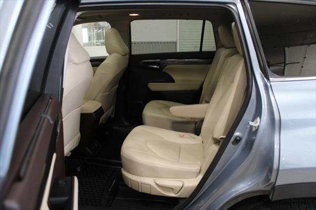 used 2021 Toyota Highlander car, priced at $34,500