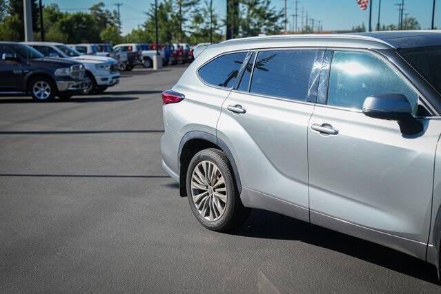 used 2021 Toyota Highlander car, priced at $34,990