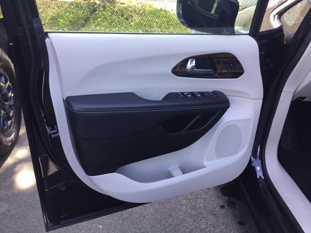 used 2023 Chrysler Pacifica car, priced at $28,995