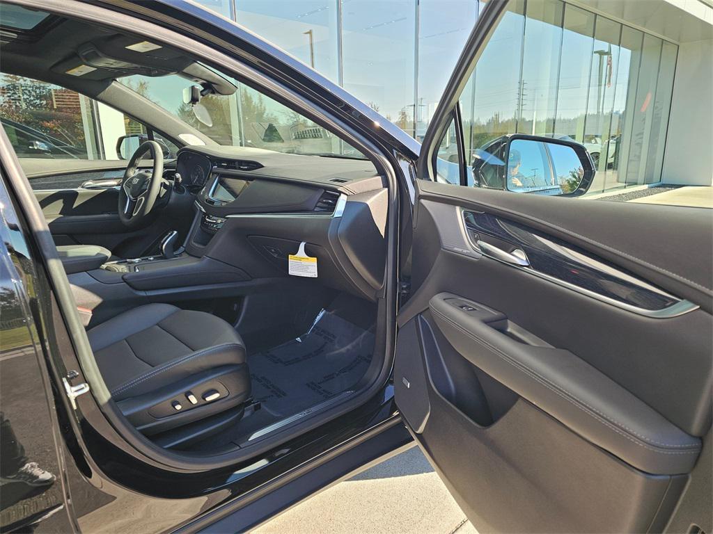 new 2025 Cadillac XT5 car, priced at $56,990