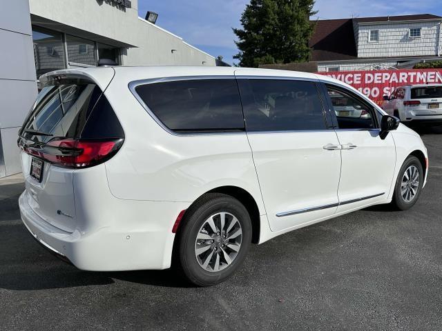 new 2023 Chrysler Pacifica Hybrid car, priced at $43,388