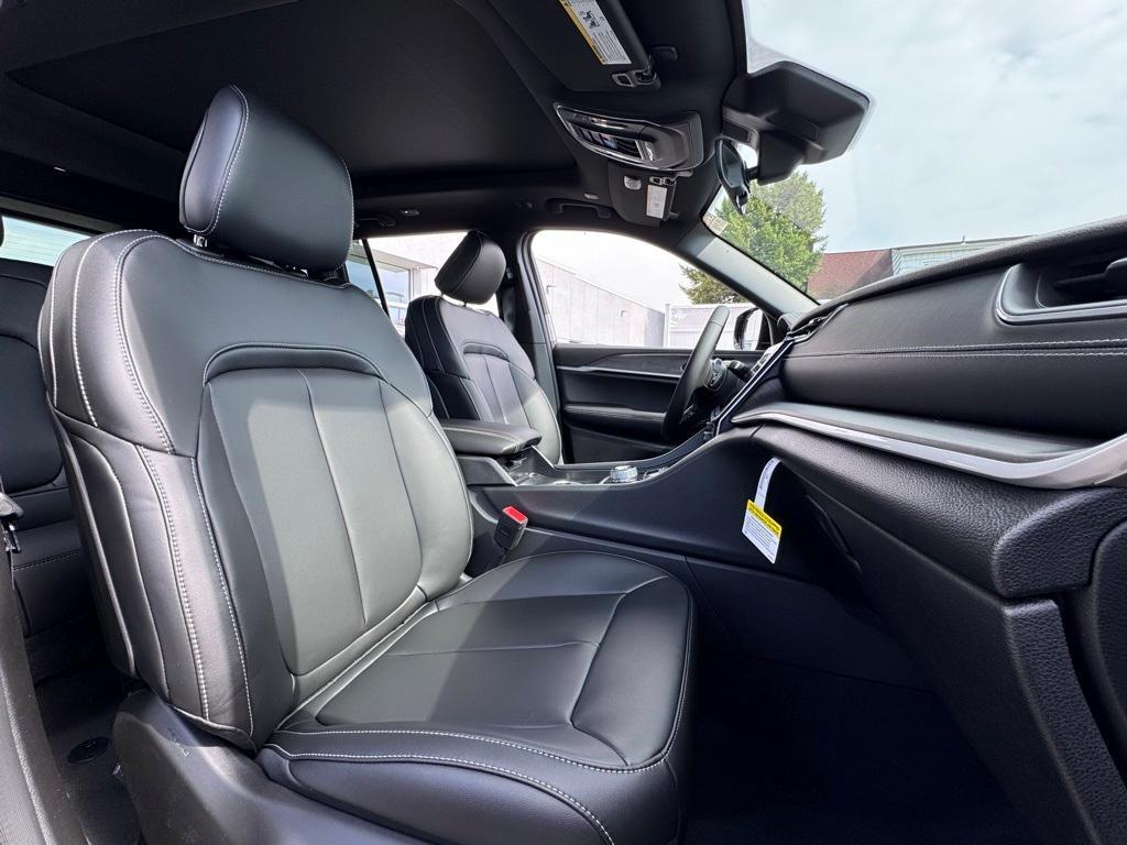new 2025 Jeep Grand Cherokee car, priced at $44,950