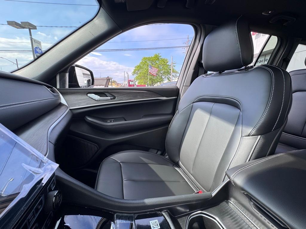 new 2025 Jeep Grand Cherokee car, priced at $44,950