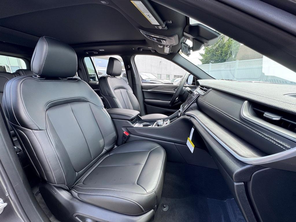 new 2025 Jeep Grand Cherokee car, priced at $44,950
