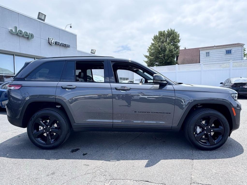 new 2025 Jeep Grand Cherokee car, priced at $44,950