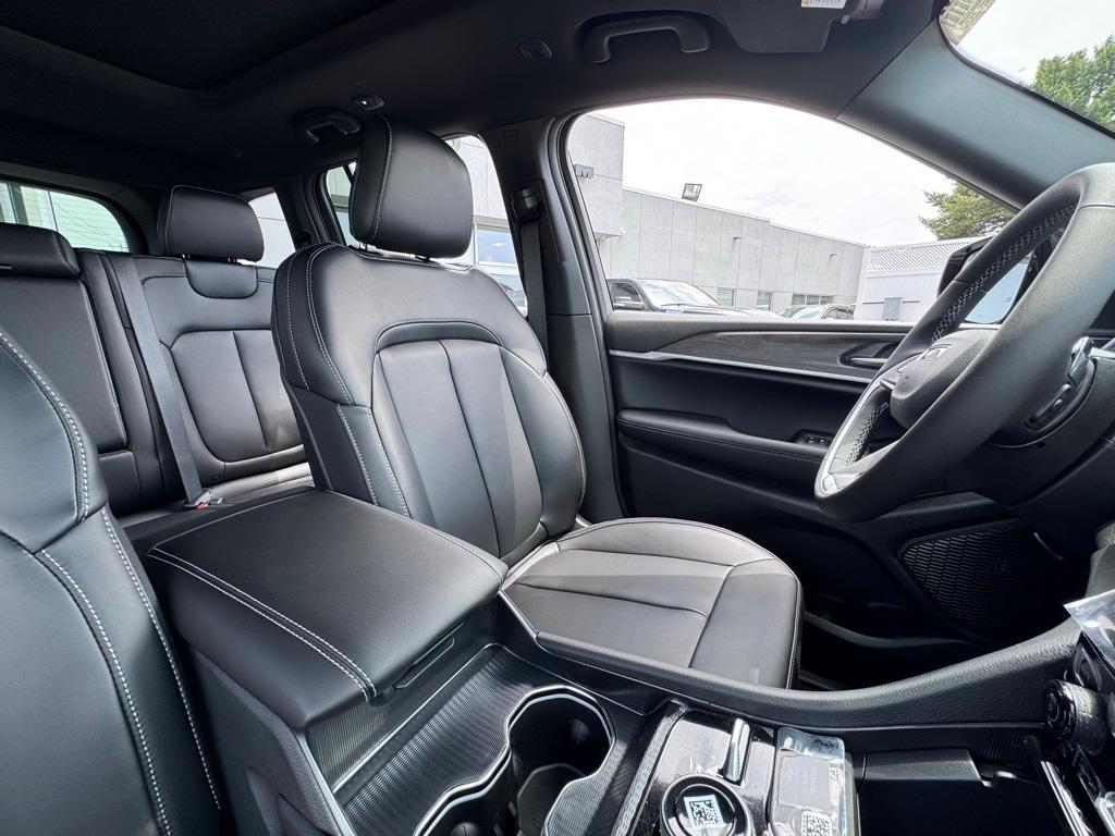new 2025 Jeep Grand Cherokee car, priced at $44,950