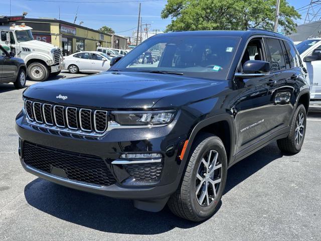 new 2024 Jeep Grand Cherokee car, priced at $39,495