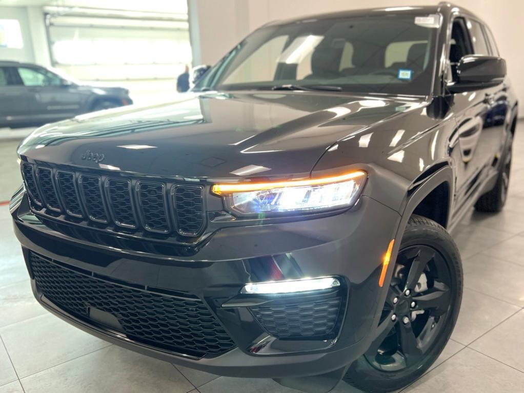 new 2025 Jeep Grand Cherokee car, priced at $42,950