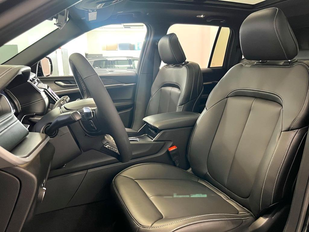 new 2025 Jeep Grand Cherokee car, priced at $42,950