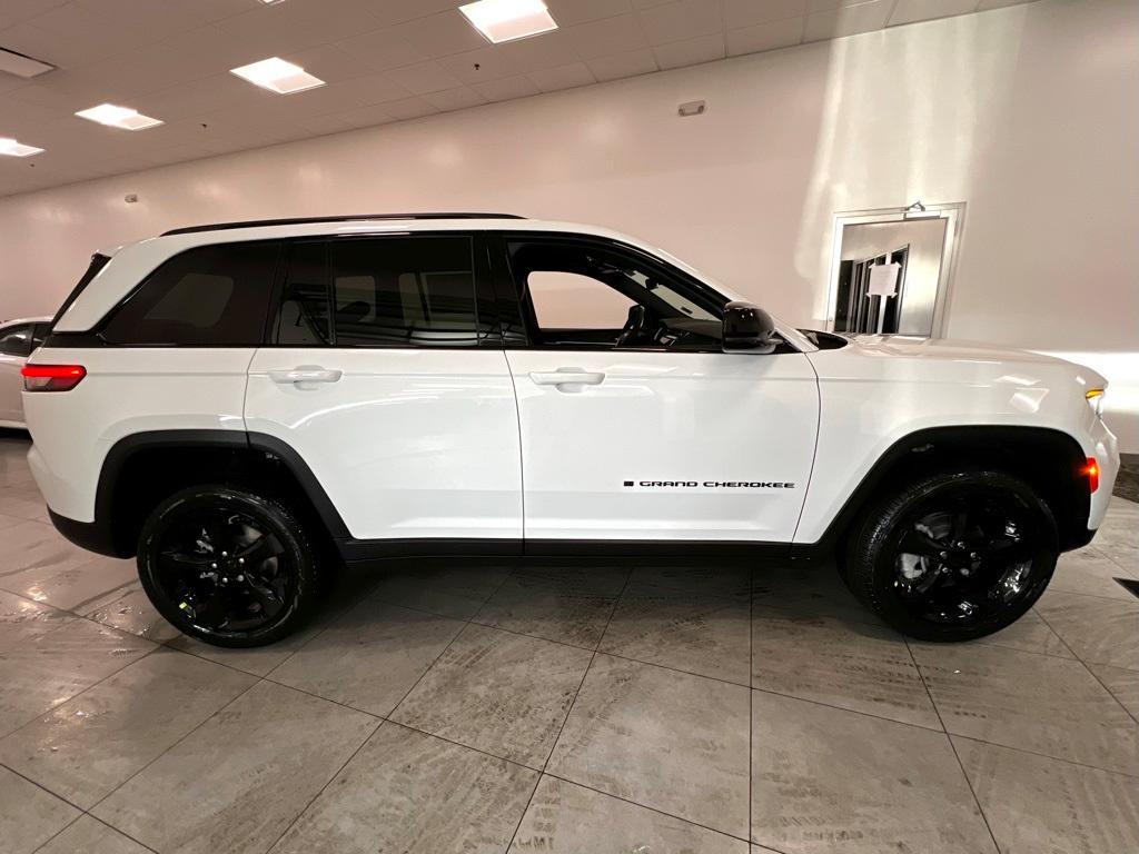 new 2025 Jeep Grand Cherokee car, priced at $44,950