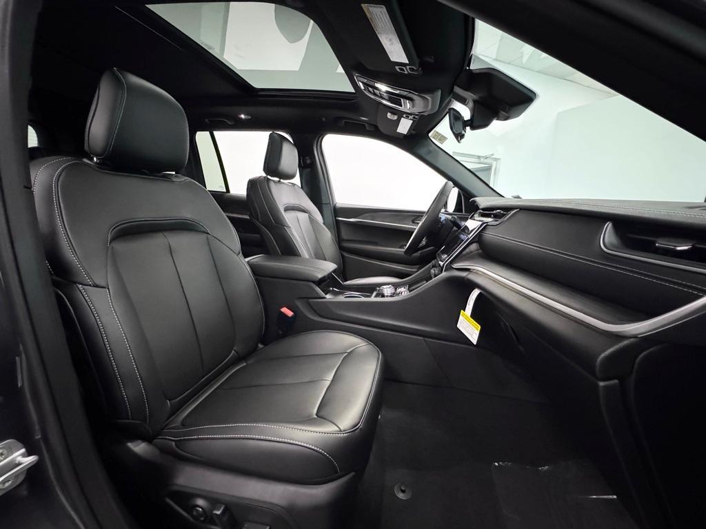 new 2025 Jeep Grand Cherokee car, priced at $49,121
