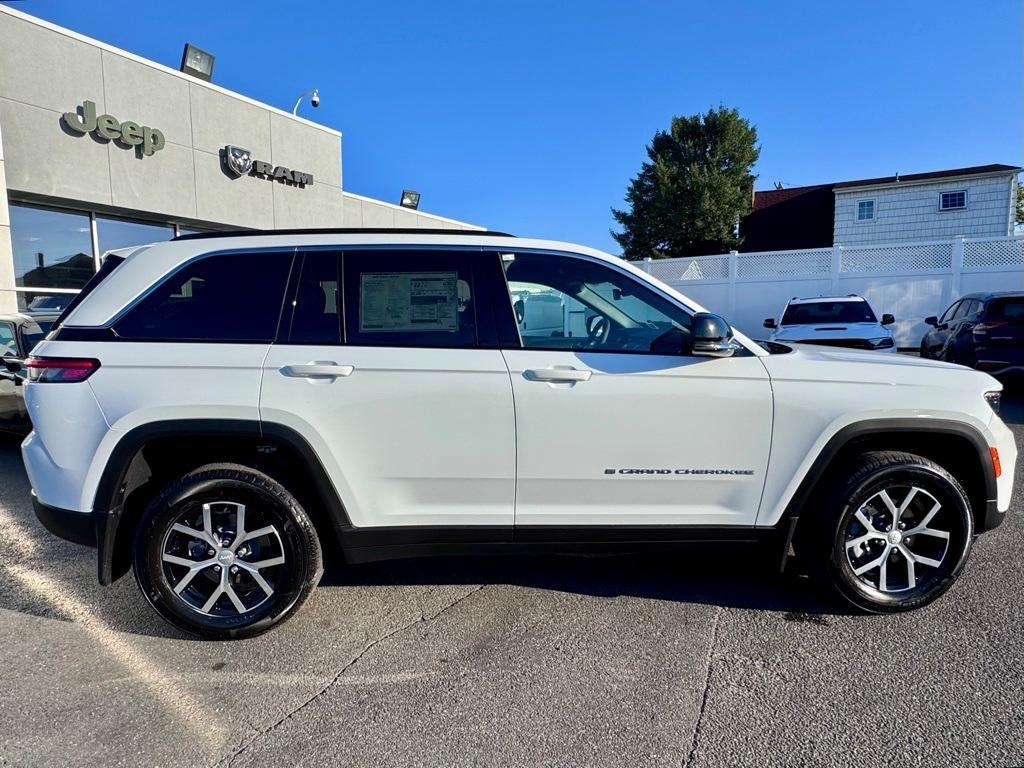 new 2025 Jeep Grand Cherokee car, priced at $47,590