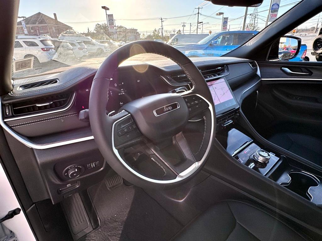 new 2025 Jeep Grand Cherokee car, priced at $47,590
