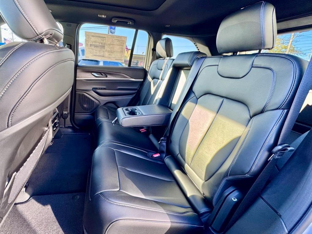 new 2025 Jeep Grand Cherokee car, priced at $47,590