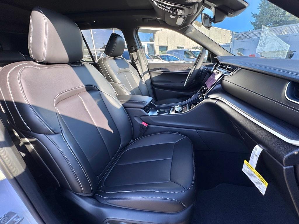 new 2025 Jeep Grand Cherokee car, priced at $47,590
