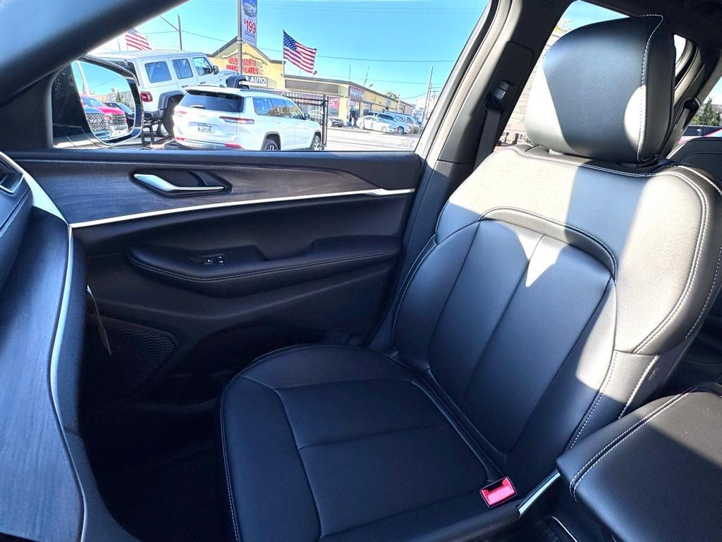 new 2025 Jeep Grand Cherokee car, priced at $47,590