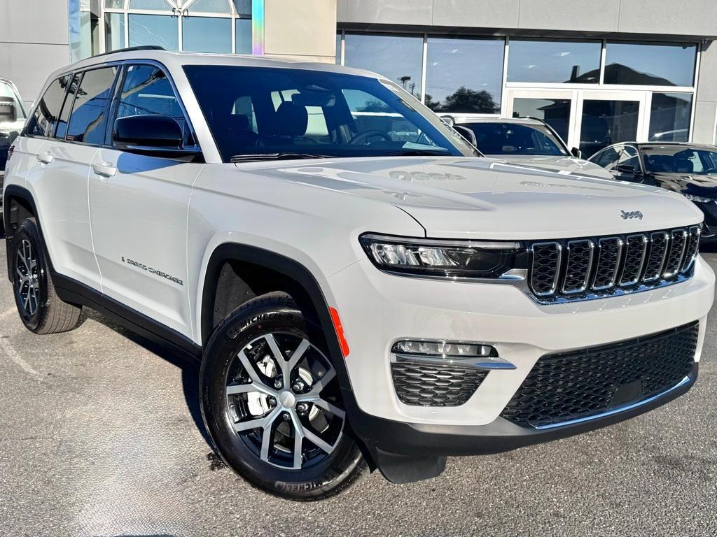 new 2025 Jeep Grand Cherokee car, priced at $47,590