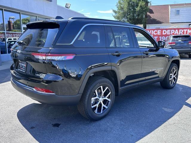 new 2024 Jeep Grand Cherokee car, priced at $39,495