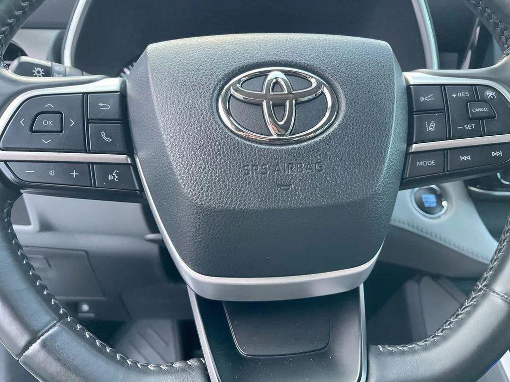 used 2022 Toyota Highlander car, priced at $32,487