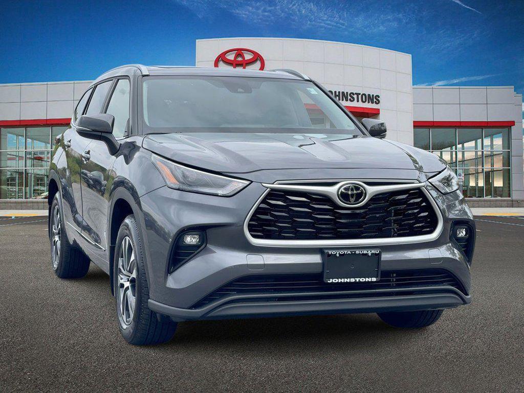 used 2025 Toyota Highlander car, priced at $45,689