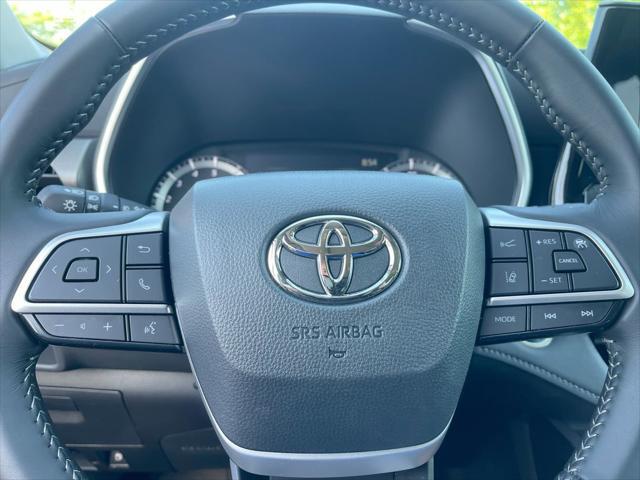 used 2025 Toyota Highlander car, priced at $45,985