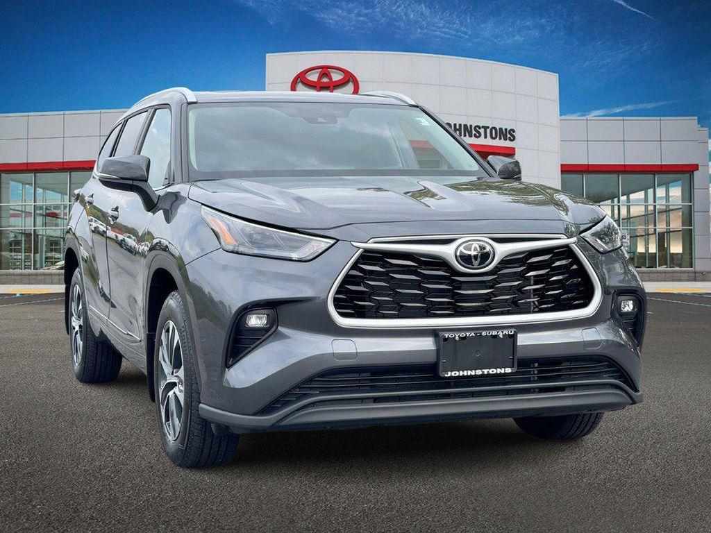 used 2025 Toyota Highlander car, priced at $44,987