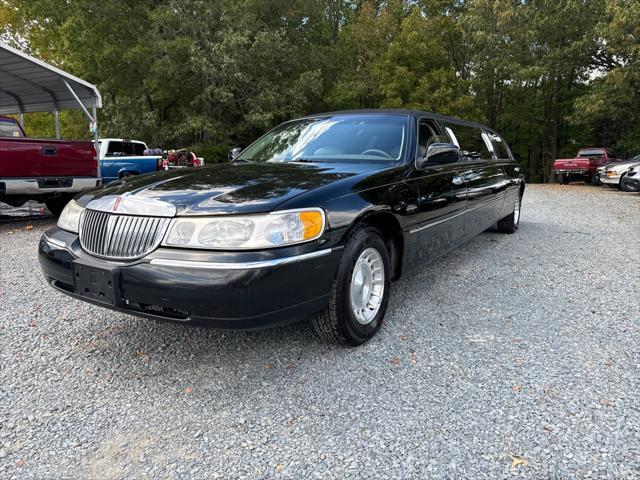 used 1999 Lincoln Town Car car, priced at $9,995