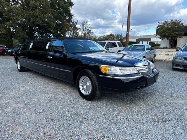 used 1999 Lincoln Town Car car, priced at $9,995