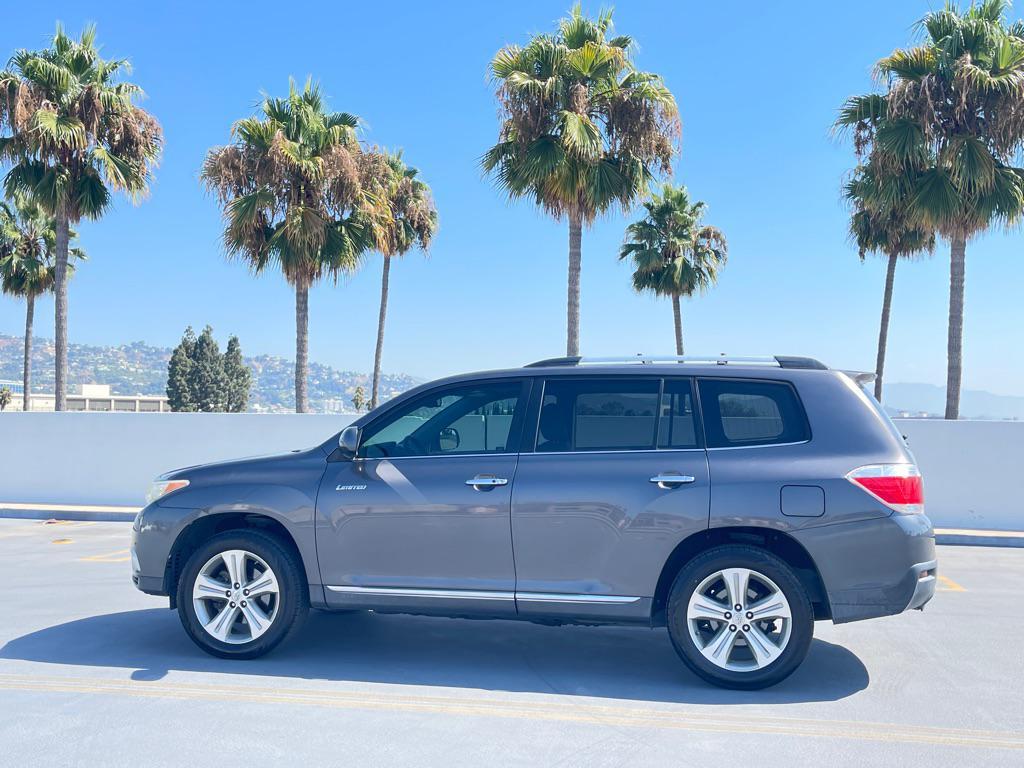 used 2013 Toyota Highlander car, priced at $13,999