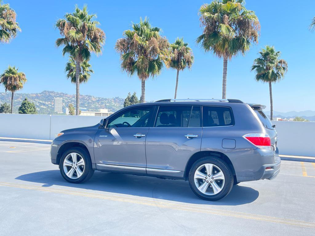 used 2013 Toyota Highlander car, priced at $13,999