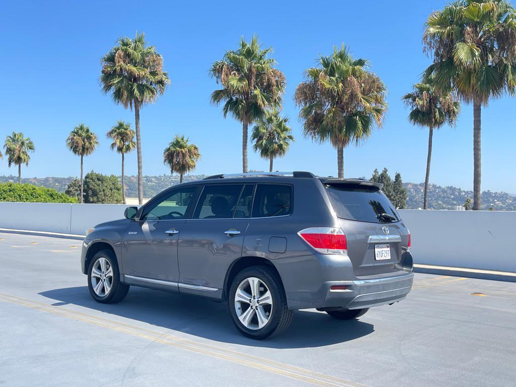 used 2013 Toyota Highlander car, priced at $13,999