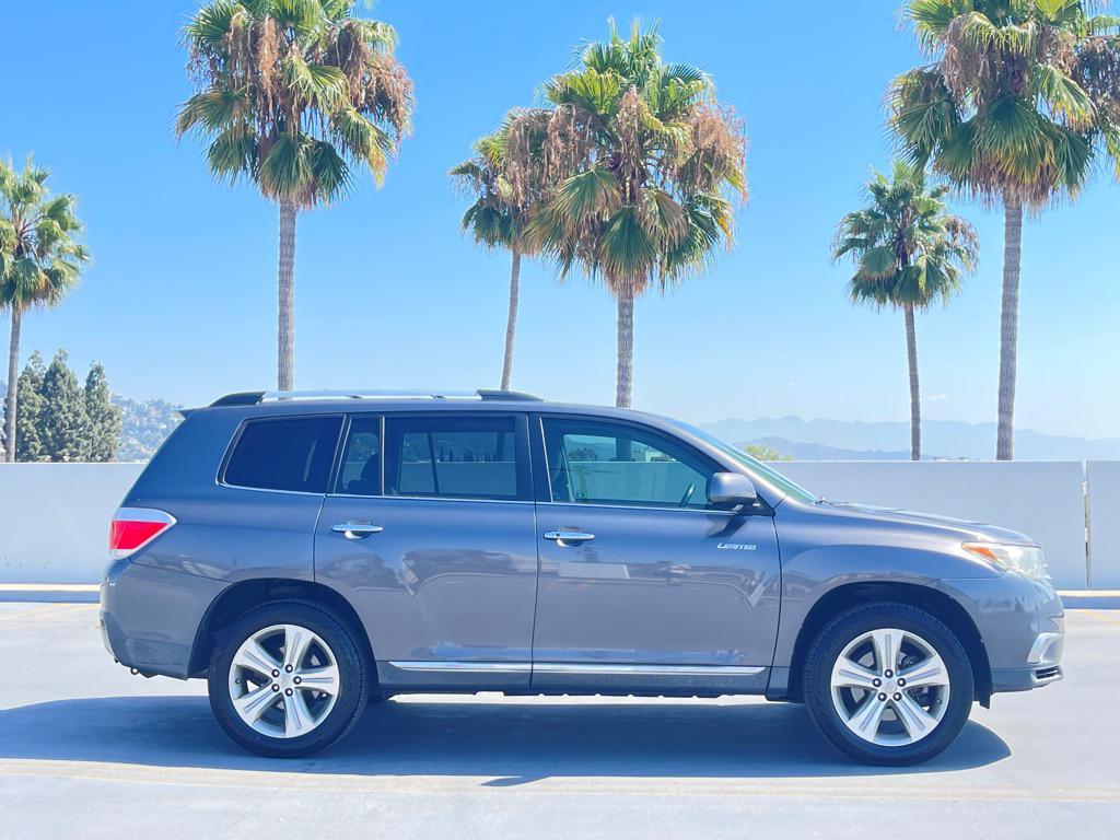 used 2013 Toyota Highlander car, priced at $13,999