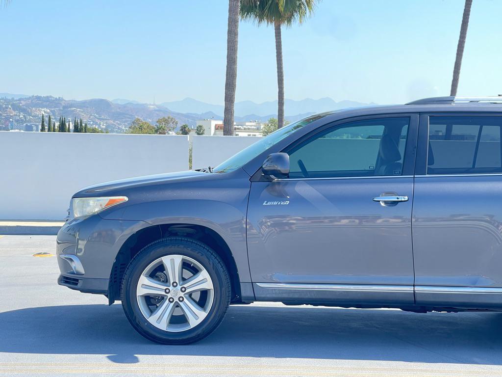 used 2013 Toyota Highlander car, priced at $13,999