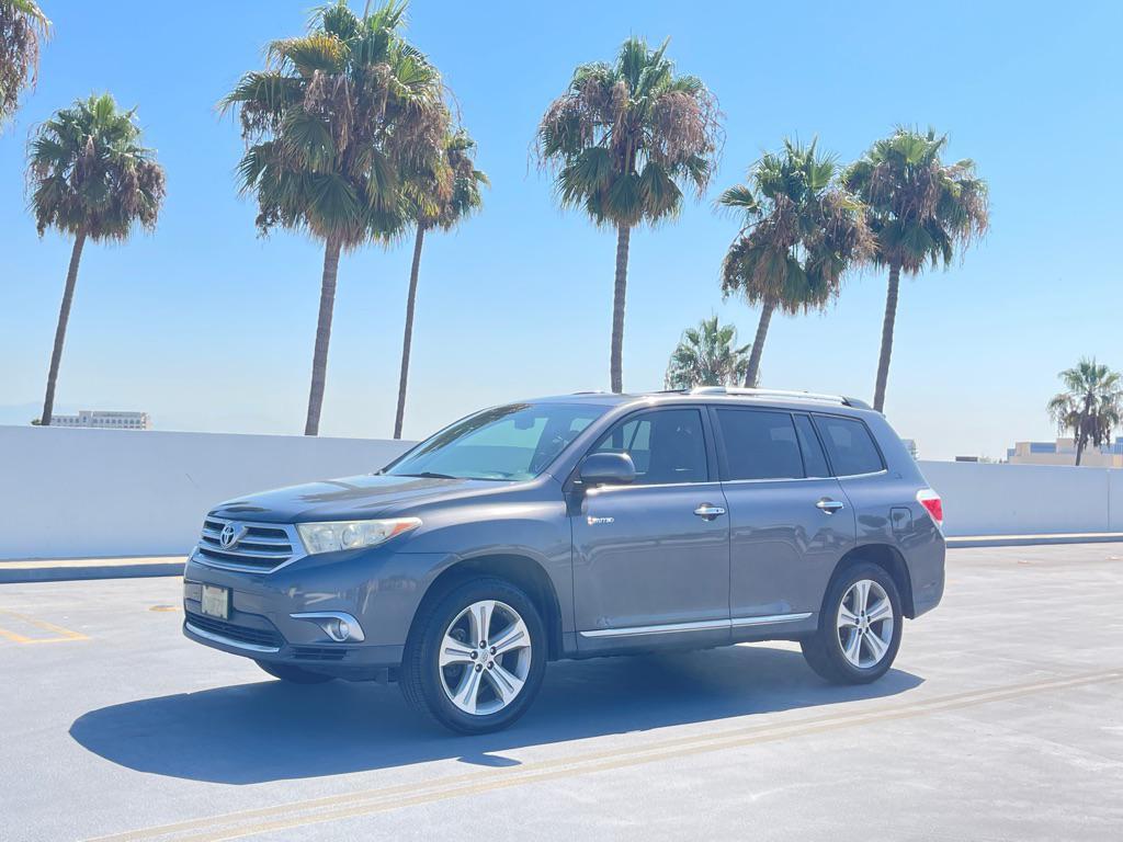 used 2013 Toyota Highlander car, priced at $13,999