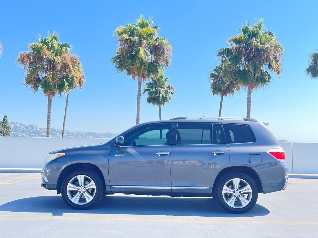 used 2013 Toyota Highlander car, priced at $13,999