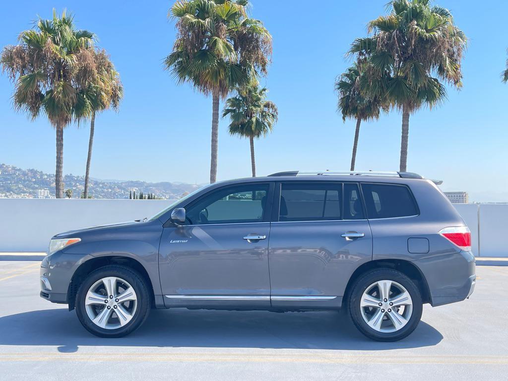 used 2013 Toyota Highlander car, priced at $13,999