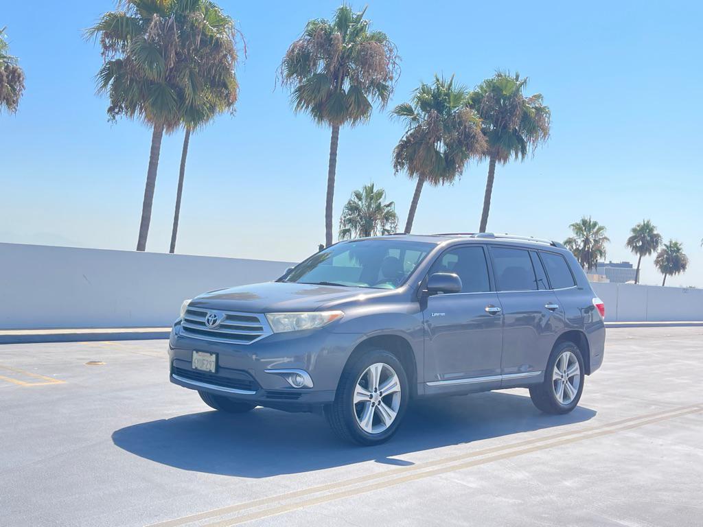 used 2013 Toyota Highlander car, priced at $13,999