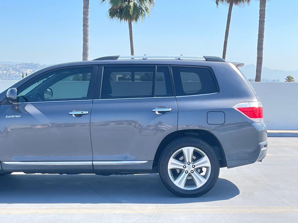 used 2013 Toyota Highlander car, priced at $13,999