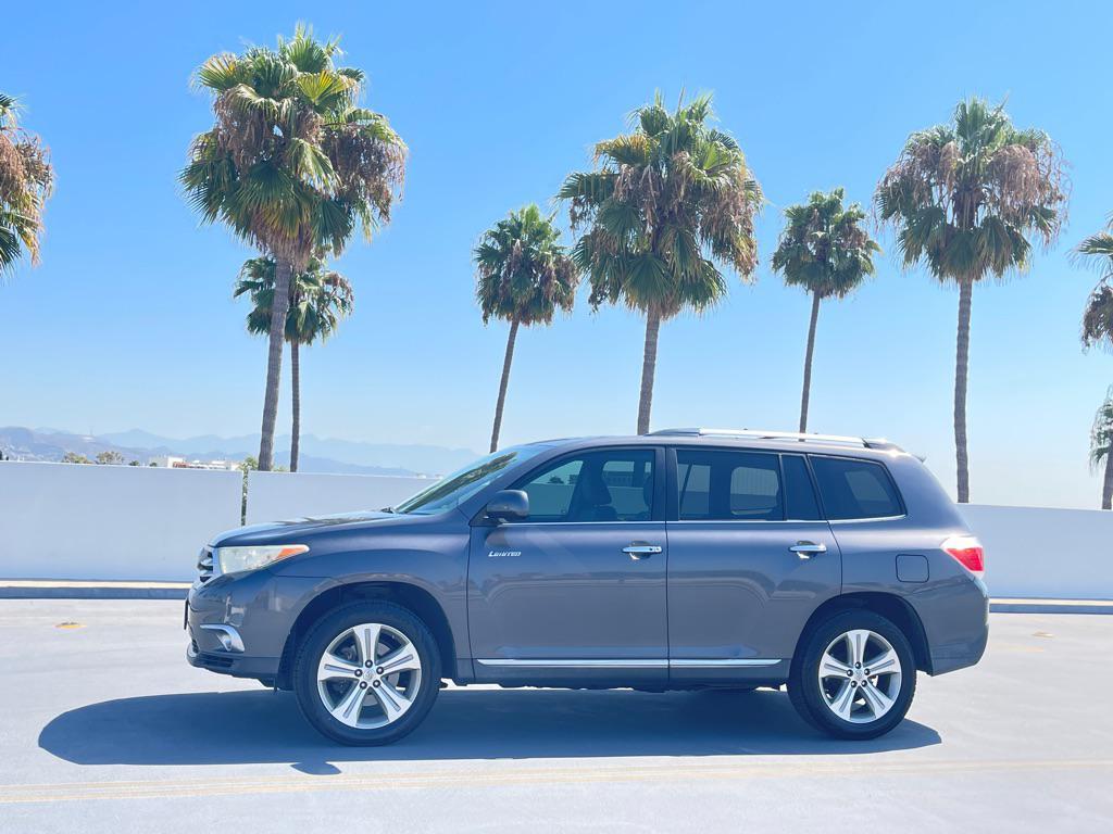 used 2013 Toyota Highlander car, priced at $13,999