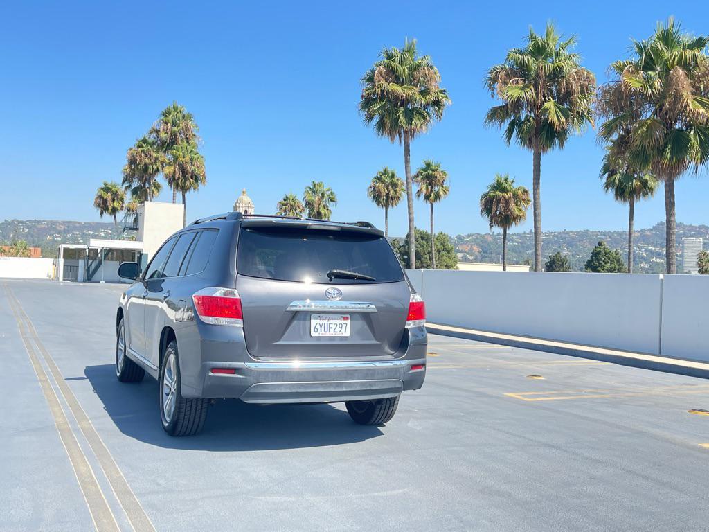 used 2013 Toyota Highlander car, priced at $13,999