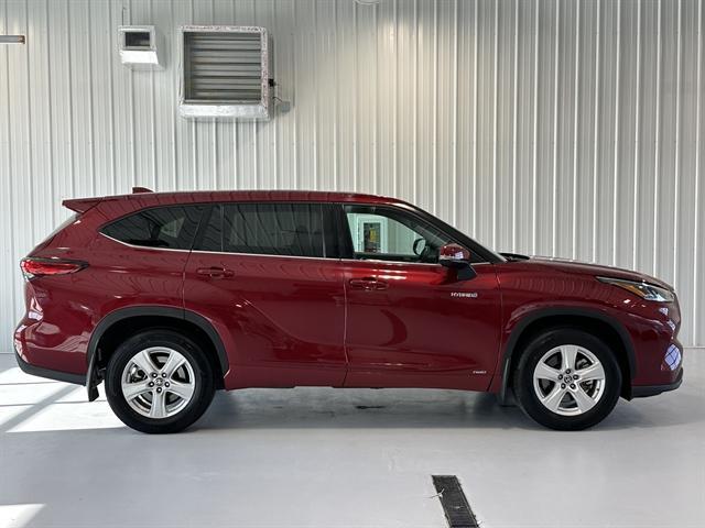 used 2021 Toyota Highlander Hybrid car, priced at $32,000