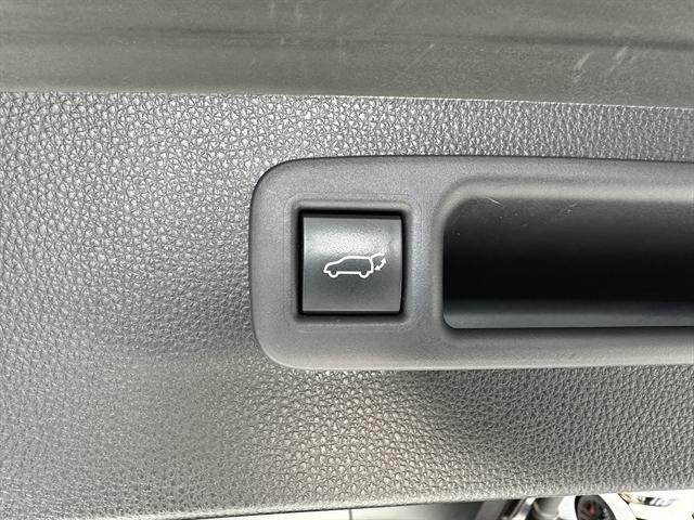 used 2021 Toyota Highlander Hybrid car, priced at $32,000