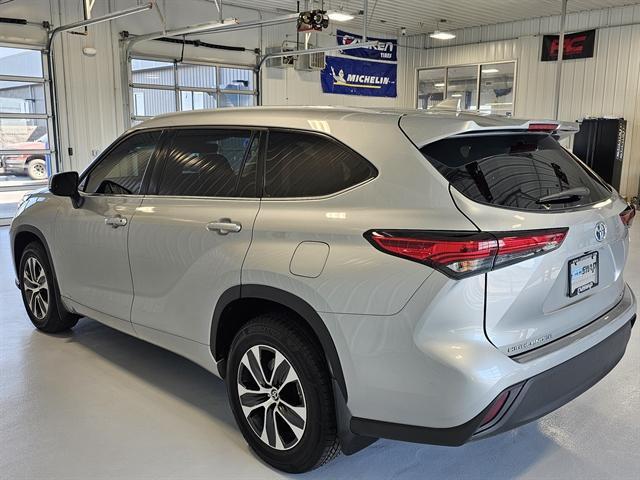 used 2022 Toyota Highlander Hybrid car, priced at $35,000