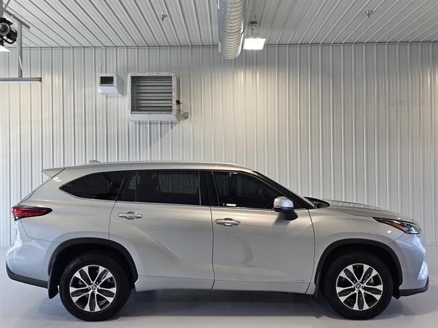 used 2022 Toyota Highlander Hybrid car, priced at $35,000