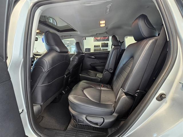 used 2022 Toyota Highlander Hybrid car, priced at $35,000