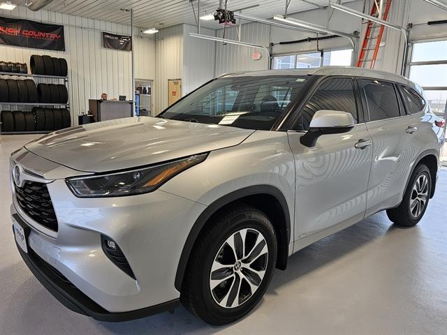 used 2022 Toyota Highlander Hybrid car, priced at $35,000