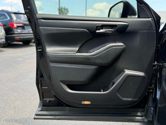 used 2022 Toyota Highlander car, priced at $33,500